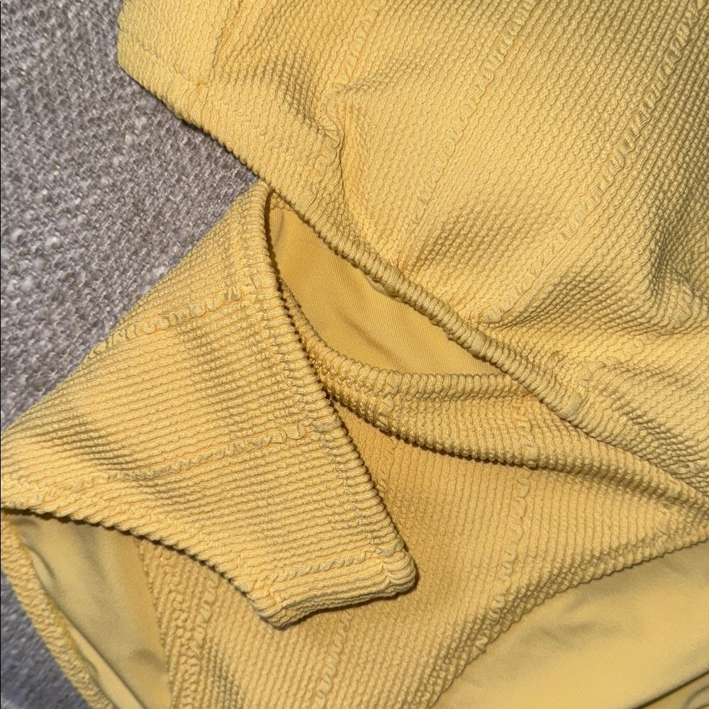 Aerie yellow bikini
L top/ M bottom - Picture 4 of 4